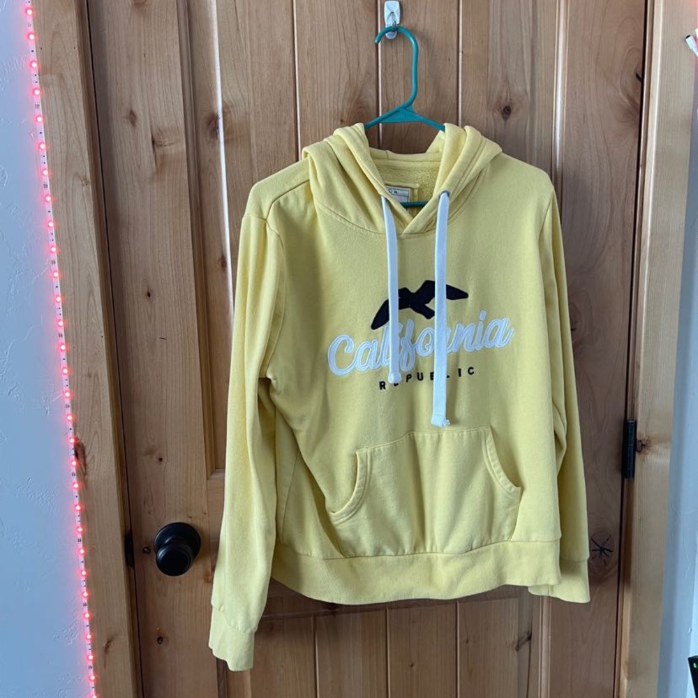 Yellow Hollister sweatshirt